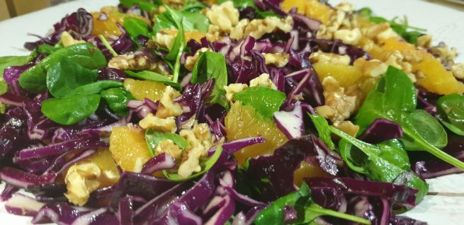 Rödkålssallad med apelsin och valnötter