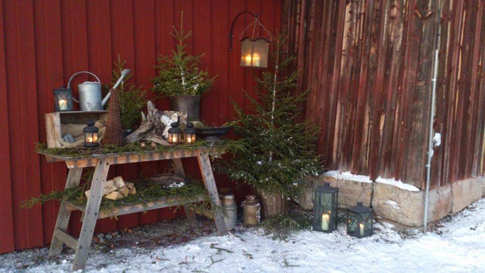 Vinterdekoration i tradgarden